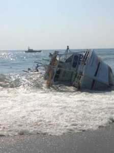 Immigrazione: barcone si capovolge davanti spiaggia Monasterace