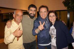 Fabio Curto con i suoi genitori e Roby Facchinetti