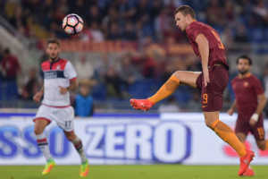 ROME, ITALY - SEPTEMBER 21: AS Roma player Edin Dzeko scores the goal during the Serie A match between AS Roma and FC Crotone at Stadio Olimpico _n September 21, 2016 in Rome, Italy. (Photo by Luciano Rossi/AS Roma via Getty Images)