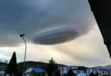 Spettacolari nuvole lenticolari nei cieli di Cosenza