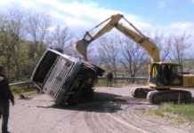 Si ribalta camion dei rifiuti. Operatori ricoverati in codice rosso