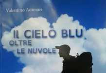 Il cielo blu oltre le nuvole