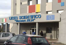 Liceo Julia: la dirigente vieta ai genitori di assistere al Consiglio di Istituto e li costringe a chiedere l’intervento dei Carabinieri