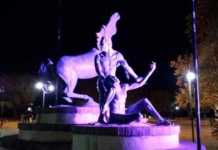 Monumento dei caduti illuminato di rosa per la lotta contro il cancro al seno