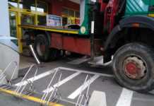 Mezzo rimane bloccato davanti Eurospin