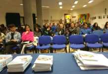 Il Comitato per la Costituzione e i Beni Comuni consegna una copia della costituzione ai diciottenni bisignanesi