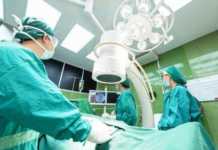Medici in clinica camice verde