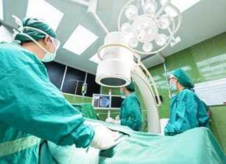 Medici in clinica camice verde