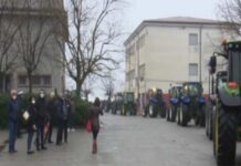 I cittadini insorgono: basta odori dal depuratore, una volta per tutte Bisignano protesta trattori