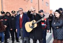 Dario Brunori incanta il Teatro Tau dell’Unical: un viaggio tra parole e melodie